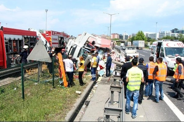 İstanbul&#039;da TEM&#039;i kilitleyen feci kaza