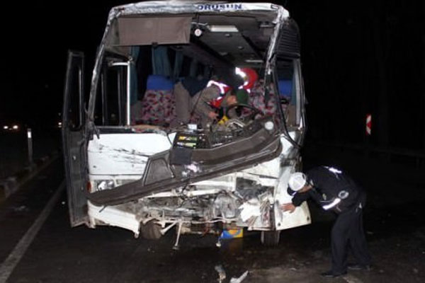 İşçileri taşıyan midibüs devrildi, 17 kişi yaralandı