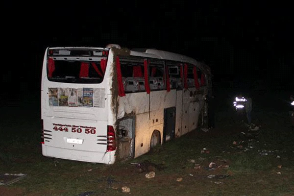 Afyonkarahisar'da otobüs devrildi, 1 ölü, 23 yaralı