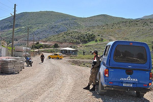 Yayladağı&#039;na top mermisi düştü