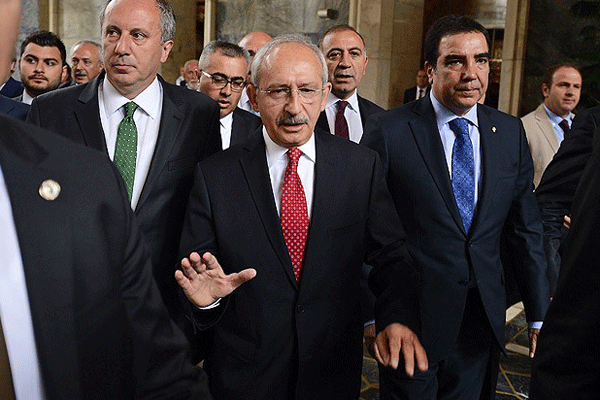 Kemal Kılıçdaroğlu&#039;na yumruklu saldırı