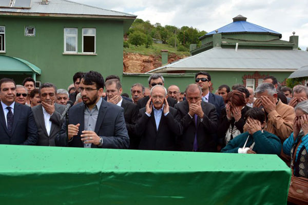 Kılıçdaroğlu Tunceli&#039;de amcasının cenazesine katıldı