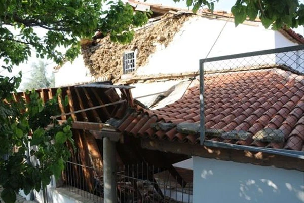 Kilise depreme dayanamadı