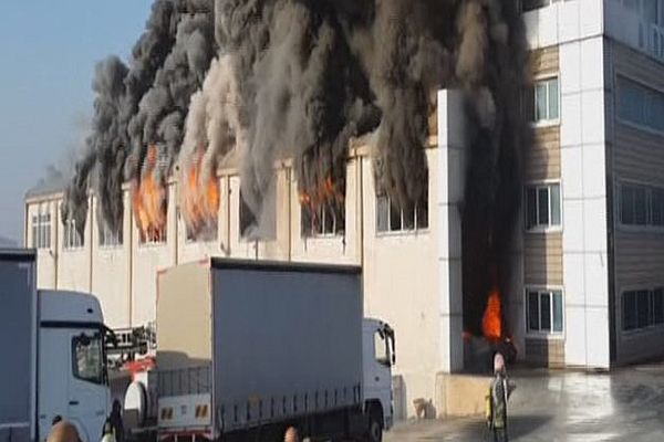 Çorlu&#039;da kimyasal madde üreten fabrikada yangın çıktı