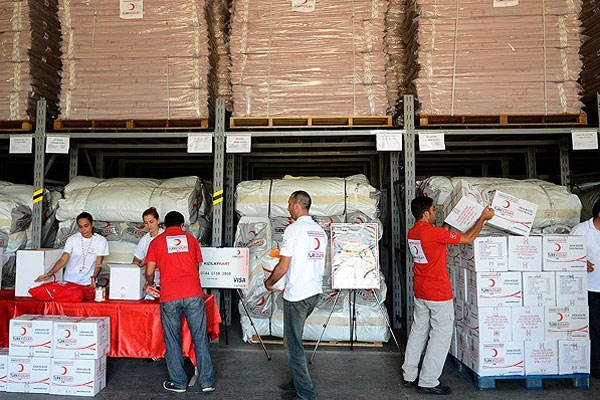 Türk Kızılayı&#039;ndan Suriyeli Süryanilere gıda yardımı