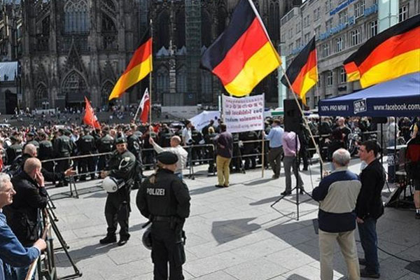 Köln&#039;de Erdoğan&#039;ı protesto eden ırkçılara Almanlar&#039;dan tepki