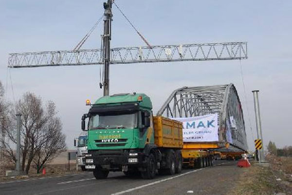 Kars&#039;ta tarihi köprü böyle taşındı