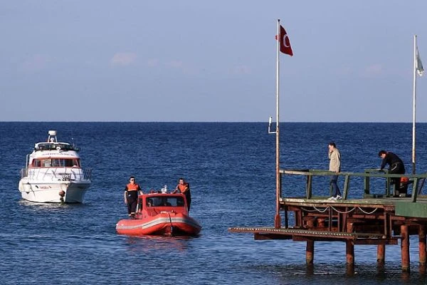 Denize açılan 5 kişi hala aranıyor