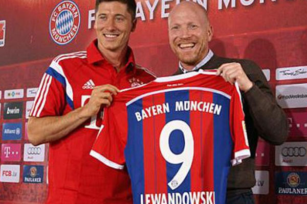 Bayern Lewandowski&#039;yi tanıttı