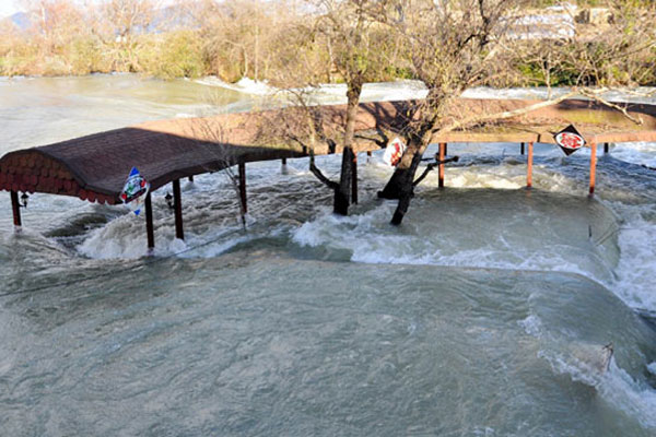 Manavgat yükseldi, işyerlerini su bastı