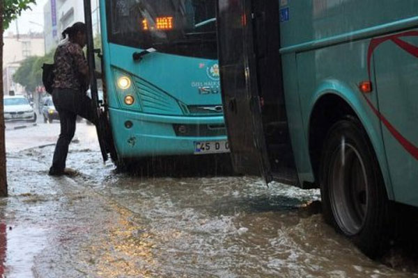 Manisa&#039;da şiddetli yağış vatandaşlara zor anlar yaşattı