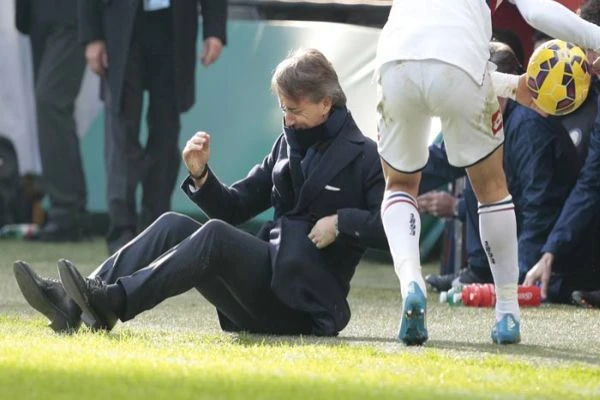 Roberto Mancini suratına gelen şutla yere serildi