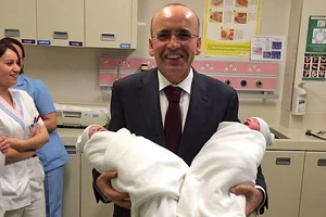 Maliye Bakanı Mehmet Şimşek ikiz babası oldu