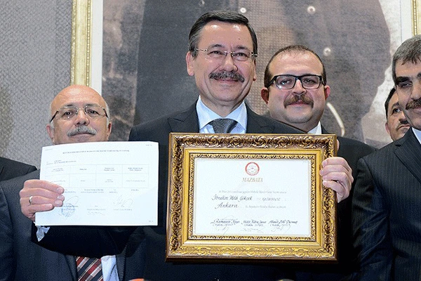 Melih Gökçek mazbatasını aldı