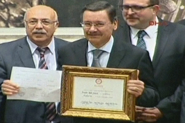 Melih Gökçek mazbatasını aldı