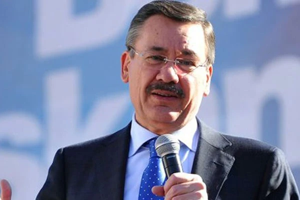 Melih Gökçek mazbatasını alıyor
