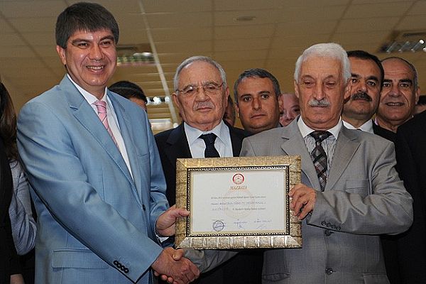 Menderes Türel mazbatasını aldı