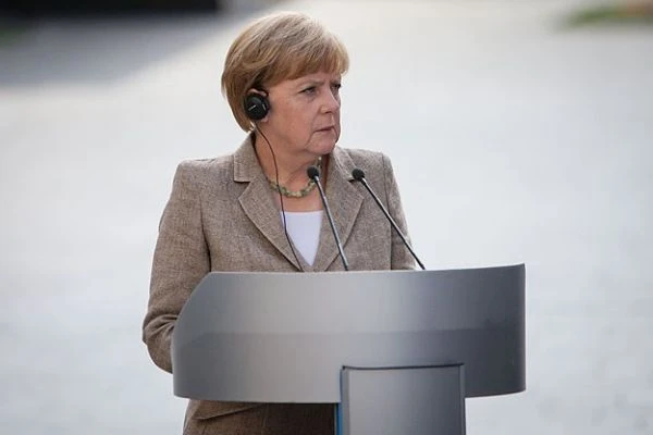 Angela Merkel dinleme iddialarını yalanlamadı