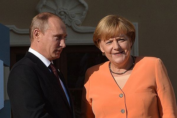 Merkel Putin&#039;e sınıra asker yığmasıyla ilgili rahatsızlığını iletti