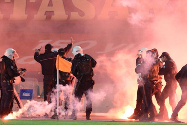 Galatasaraylı taraftarlar sahaya meşale yağdırdı