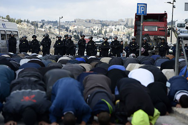 İsrail polisi Mescid-i Aksa&#039;ya girişi engelledi