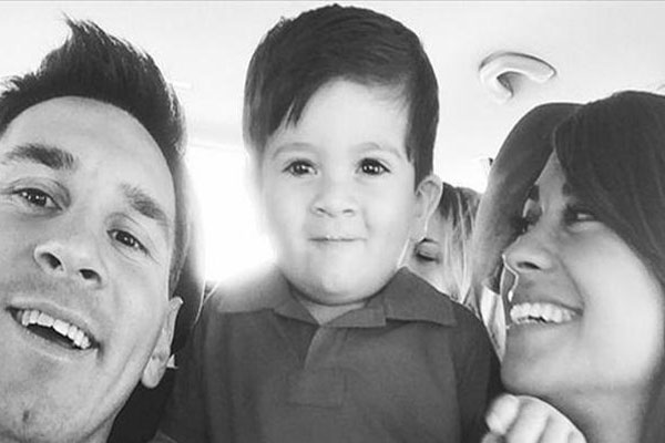 Lionel Messi&#039;den aile selfie&#039;si