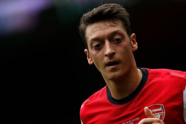 Mesut Özil&#039;e takım arkadaşından destek