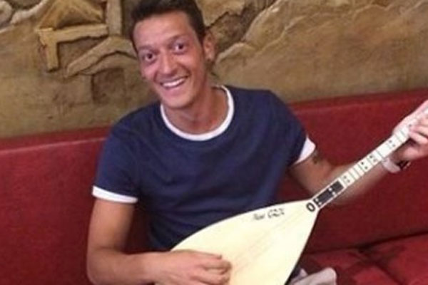 Mesut Özil'den bağlamalı poz