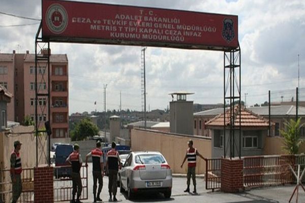 Metris Cezaevi önünde satırlı dehşet