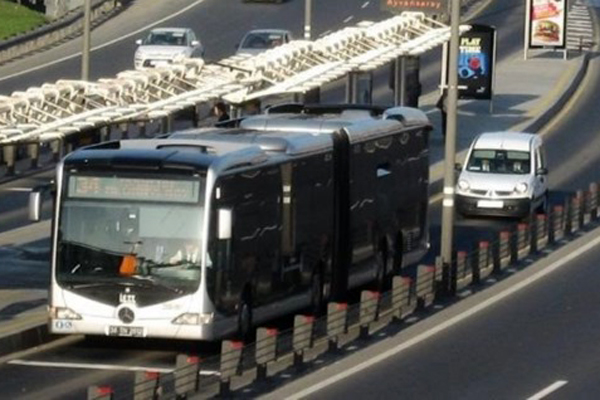 Metrobüs seferlerini durduran bomba paniği