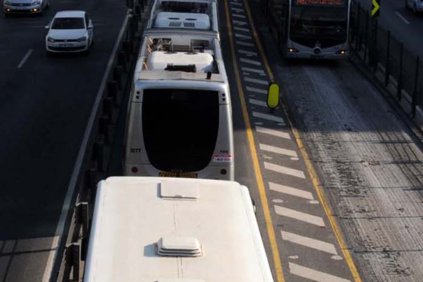 Metrobüs arıza yaptı, trafik felç oldu