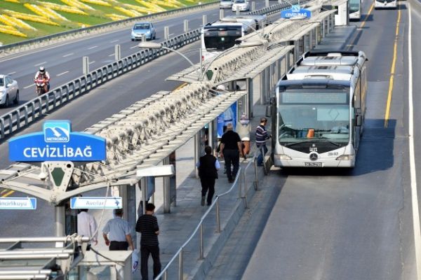 Metrobüsteki yoğunluğa &#039;bilimsel&#039; çözüm