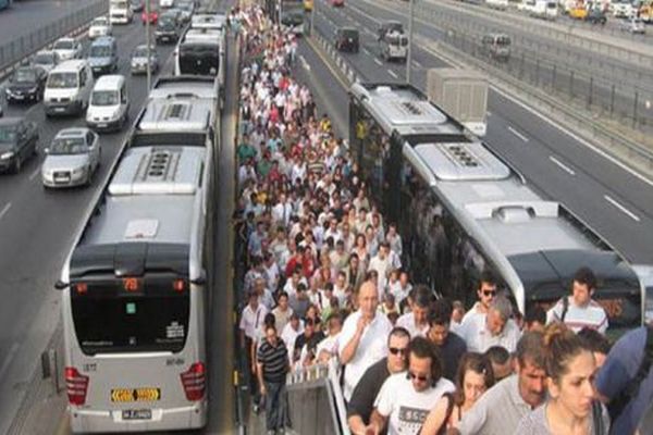 Metrobüs duraklarında büyük tehlike! Sakın almayın