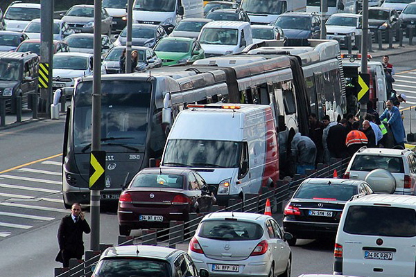 Metrobüs kaza yaptı, 2 yaralı