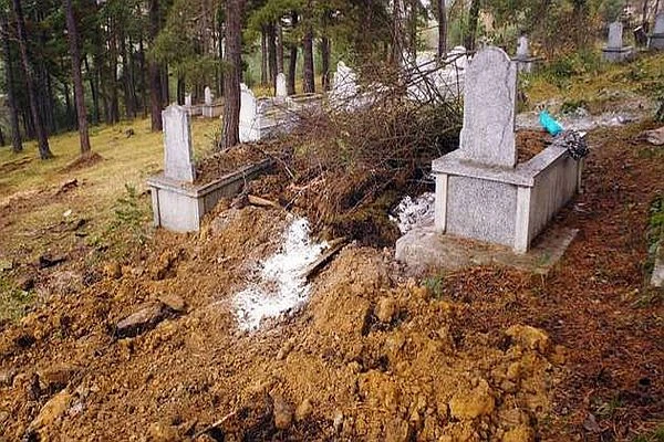 İnanılmaz olay! 50 günlük mezarı kazıp cesedi yedi, hakkında vur emri var