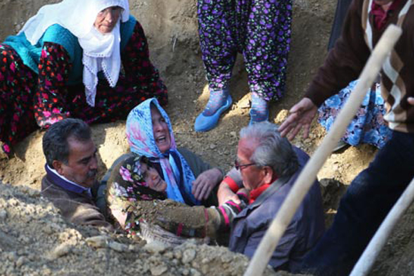 Mezara giren acılı anneden kahreden soru