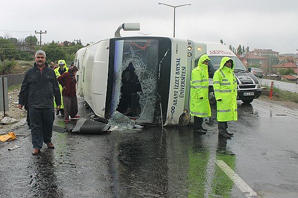 Yüzme takımının midibüsü devrildi, 15 yaralı