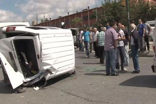 Midibüs , askeri servis aracına çarptı, 6 yaralı