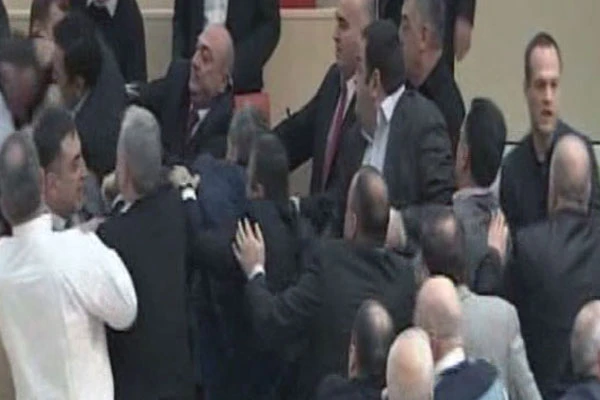 Milletvekilleri tekme tokat birbirine girdi