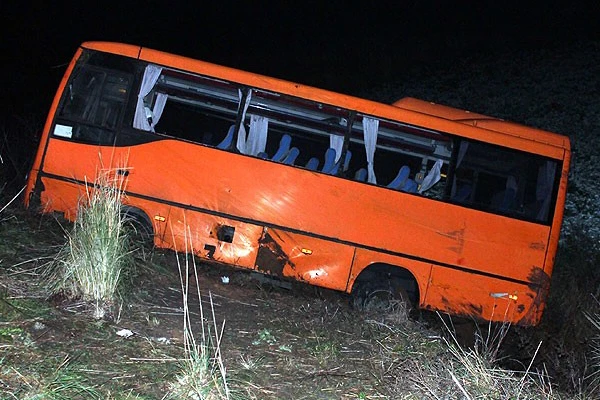 Sendikacıları taşıyan minibüs şarampole yuvarlandı, 20 yaralı