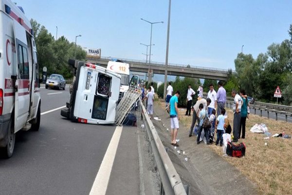 Öğretmenleri taşıyan minibüs devrildi