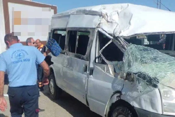 Öğrenci minibüsüyle kamyonet çarpıştı, 8 yaralı