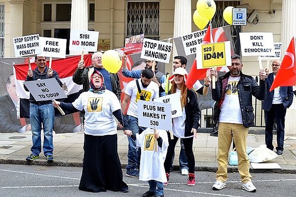 Mısır&#039;daki idam kararlarına Londra&#039;da protesto