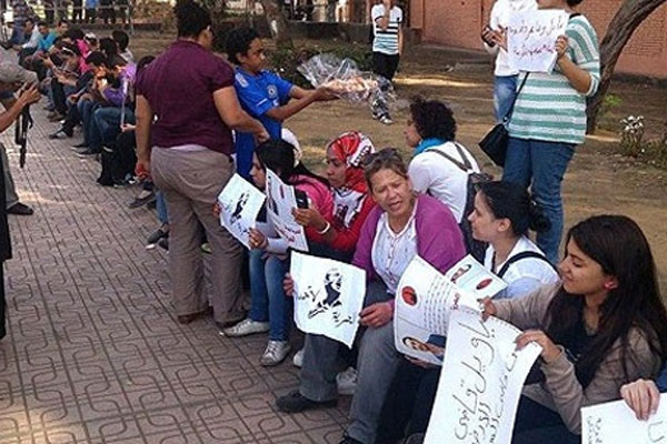 Mısır&#039;da Cumhurbaşkanlığı önünde protesto