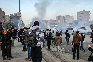 Mursi&#039;nin yargılanması protesto ediliyor