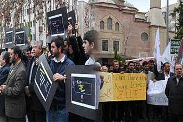 Eskişehir'de aynı camide iki ayrı Mısır protestosu