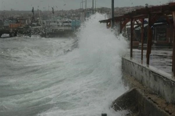 Bodrum&#039;da kuvvetli rüzgar hayatı olumsuz etkiledi