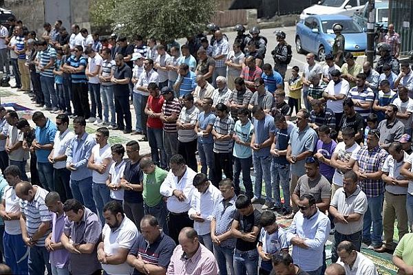 İsrail&#039;in kararı sokaklarda namaz kılınarak protesto edildi