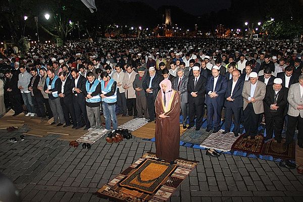 Ayasofya meydanında sabah namazı