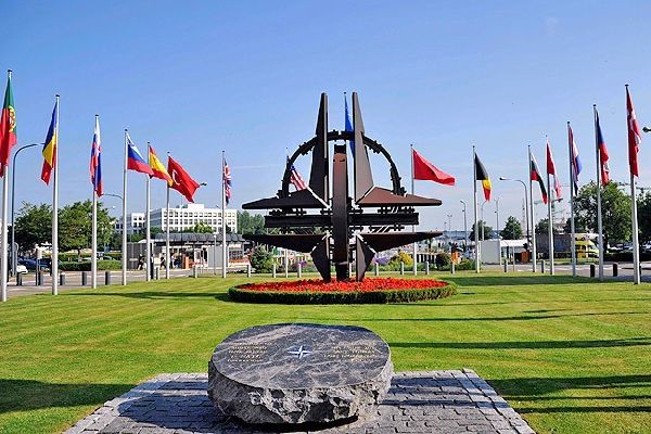 NATO, Rusya ile ilişkilerini askıya alıyor